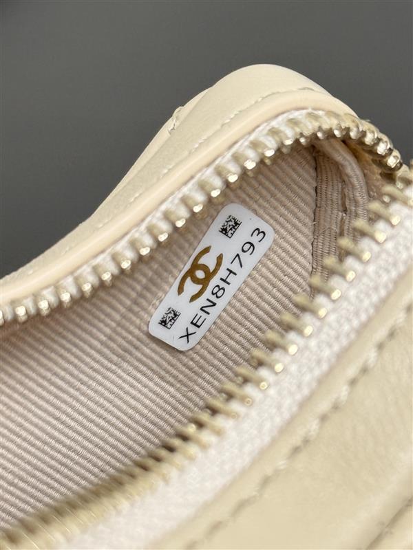 2026127215433663 700